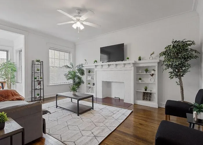 Charming 3br Escape In The Heart Of Hyde Park Apartment Chicago