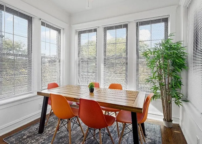 Charming 3br Escape In The Heart Of Hyde Park Apartment Chicago